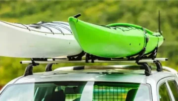 ¿Cómo puedo transportar un kayak?