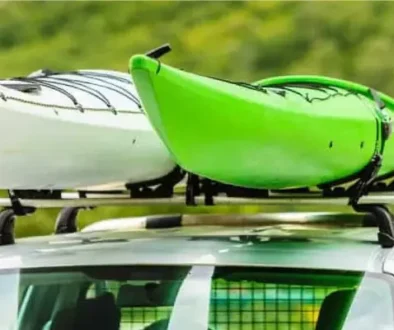¿Cómo puedo transportar un kayak?